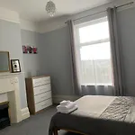 Cosy 2 Bed Flat In Baffins