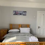Cosy 2 Bed Flat In Baffins