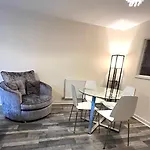 Spacious Two Bedrooms Apartment For Business And Holiday