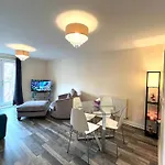 Spacious Two Bedrooms Apartment For Business And Holiday