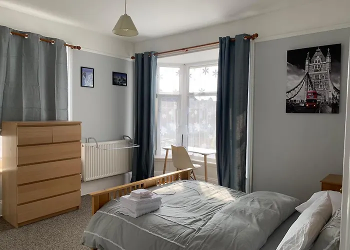 Cosy 2 Bed Flat In Baffins