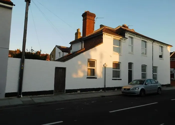 Town House Less Than 20 Mins Walk To The Beach