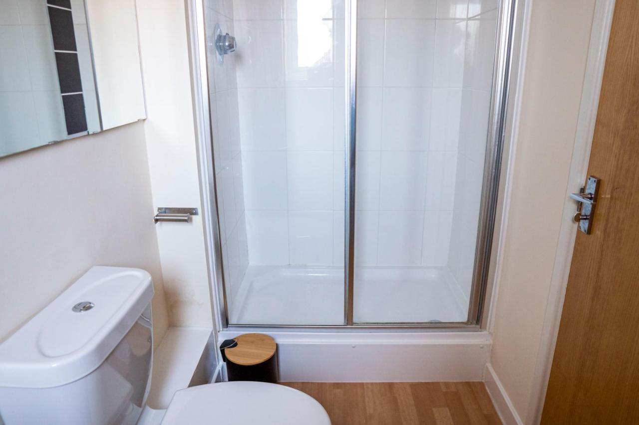 Spacious Two Bedrooms For Business And Apartment *