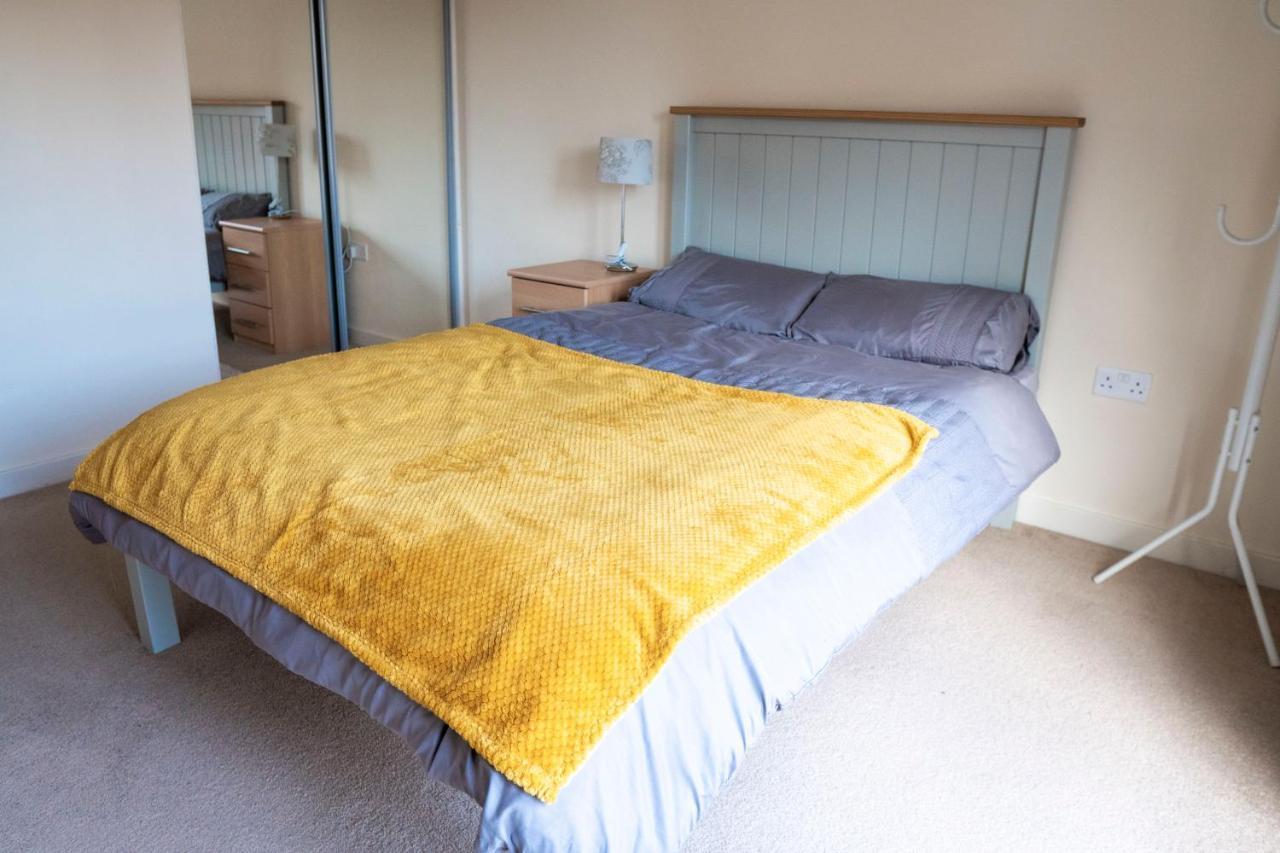Spacious Two Bedrooms For Business And *