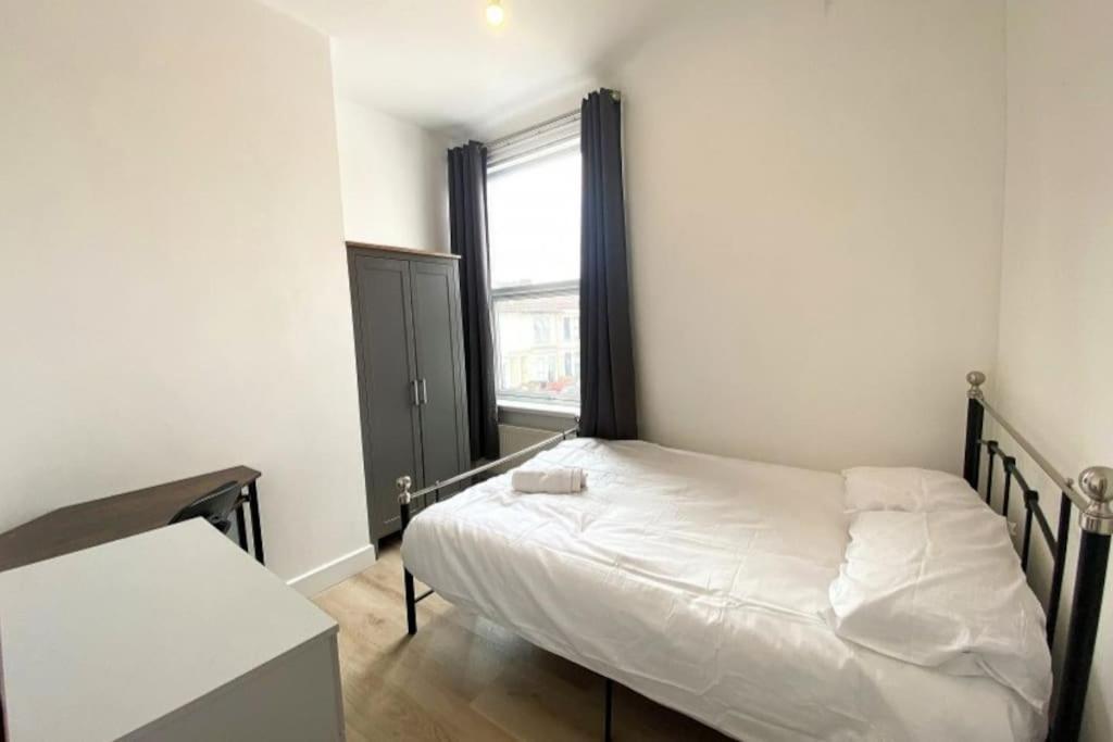 Town House Less Than 20 Mins Walk To The