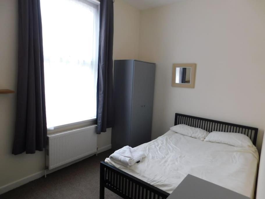 Town House Less Than 20 Mins Walk To The Holiday home *