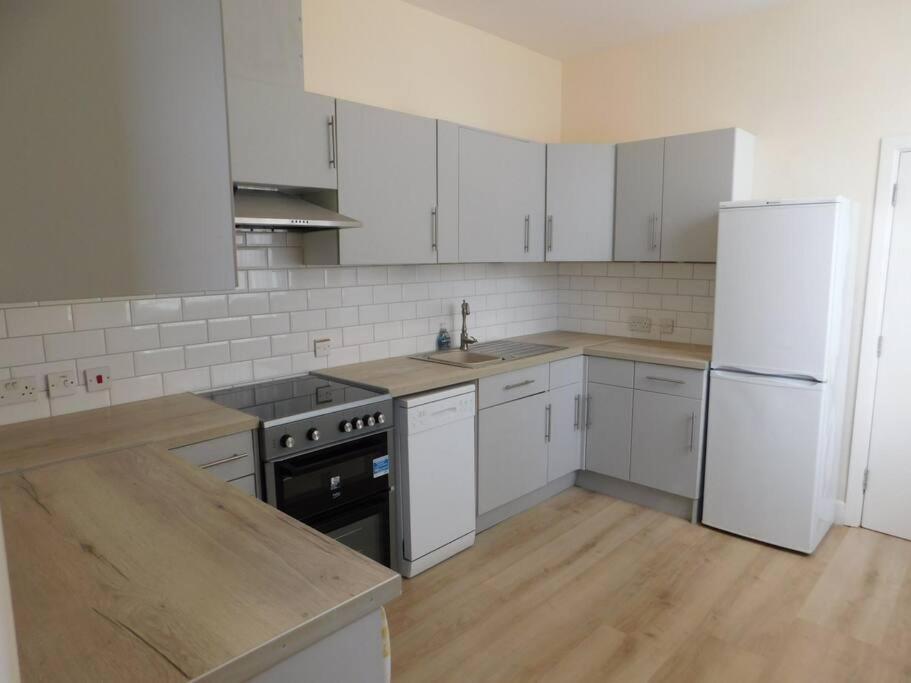 Town House Less Than 20 Mins Walk To The Holiday home *
