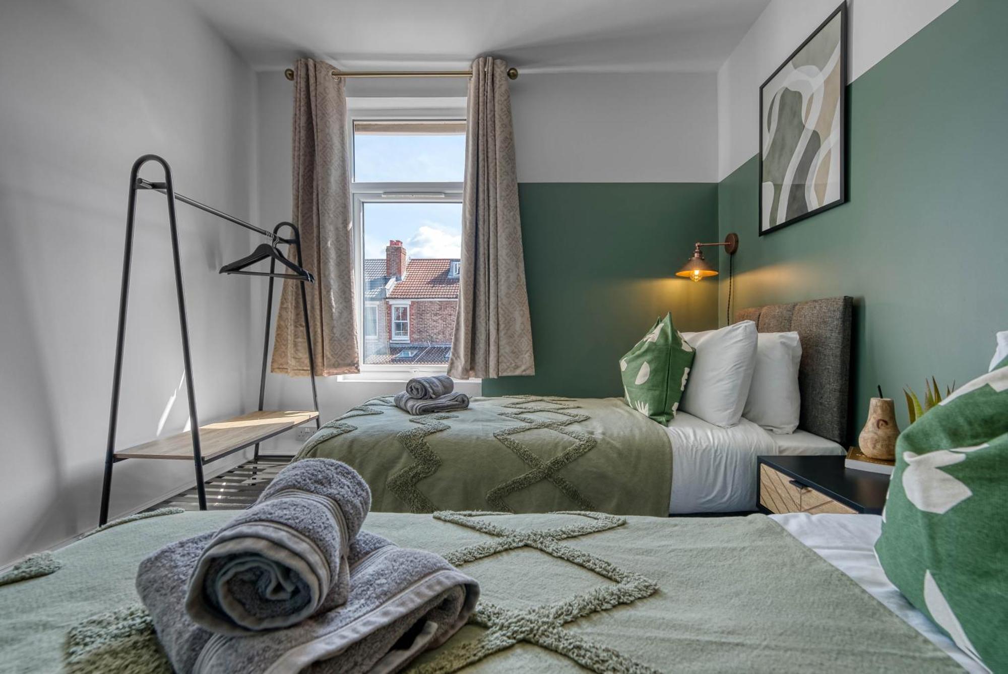 Holiday home 3-br Modern Luxurious Townhouse , Sleeps 8, Location With Free On-street Parking Permit - Easter Special Offer!! - By Blue Puffin *