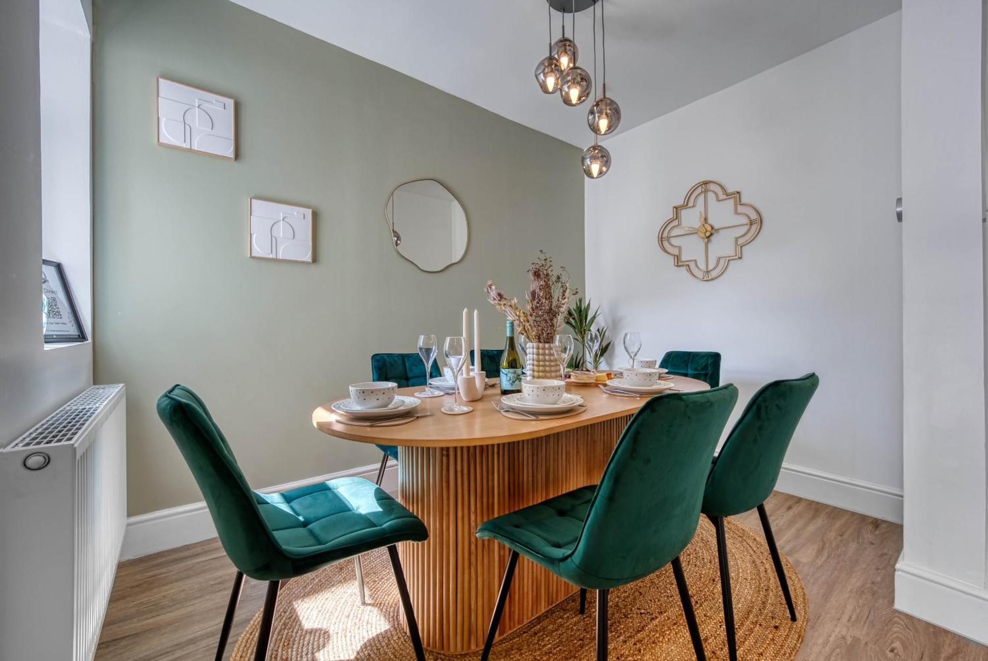 3-br Modern Luxurious Townhouse , Sleeps 8, Location With Free On-street Parking Permit - Easter Special Offer!! - By Blue Puffin Holiday home