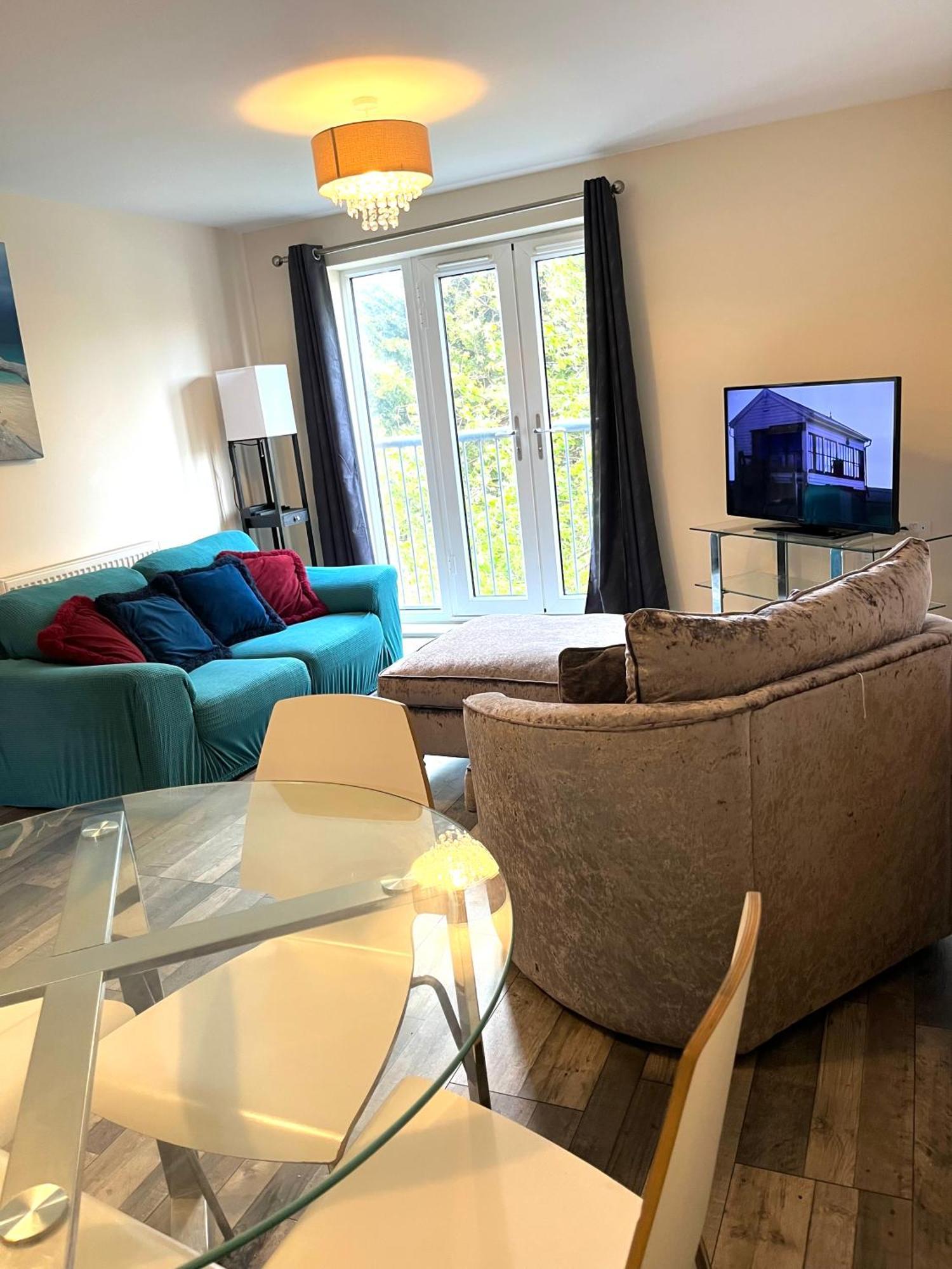 Spacious Two Bedrooms For Business And