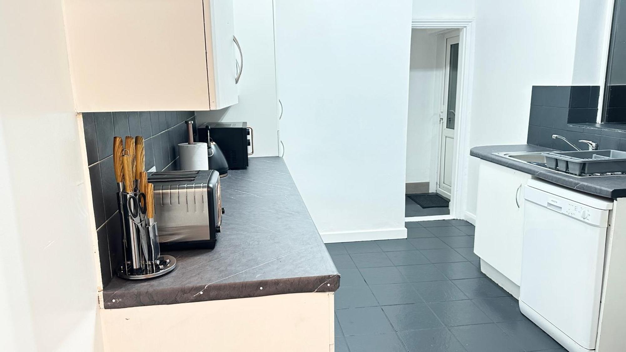 Apartment 8-sleeper 4br 4bed 2bath Wi-fi Garden Tv