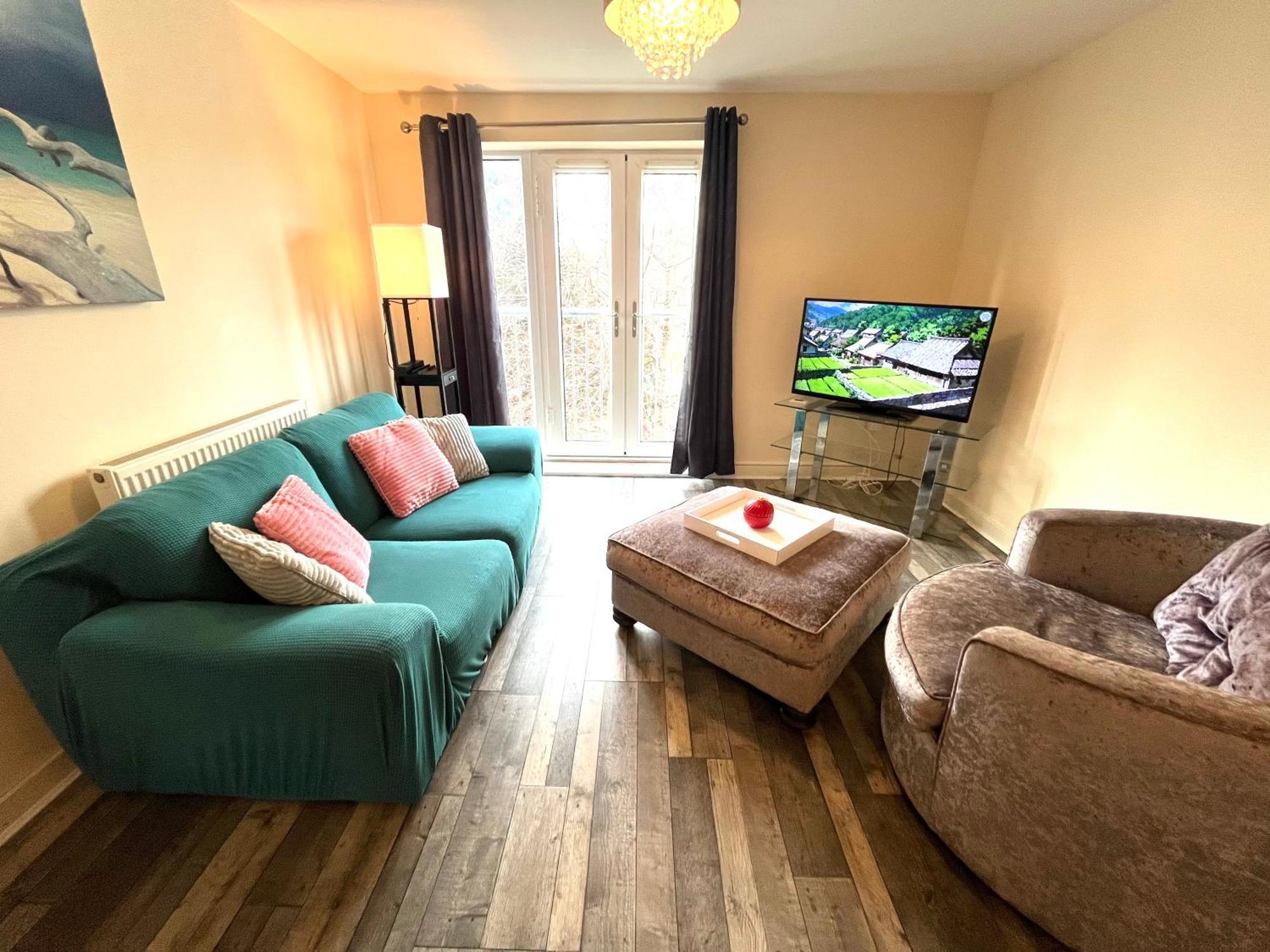 Spacious Two Bedrooms For Business And