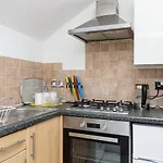 Luxury Granada Apartments - 1 & 2 Bed Flats W Free Parking Perfect For Contractors, Students Near The Beach