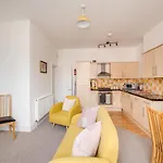 Bright 2 Bedroom In Southsea. 8 Min Walk To Seafront