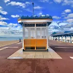 Ground Floor One Bedroom Apartment Close To Seafront