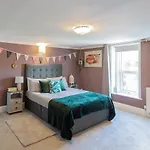 Spacious Split Level Flat In Great Location
