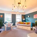 Spacious Split Level Flat In Great Location