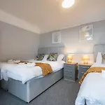 Best Price! Perfect Gunwharf Accommodation - 5 Single Beds Or Kingsize Free Parking