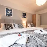 Best Price! Perfect Gunwharf Accommodation - 5 Single Beds Or Kingsize Free Parking