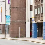 Modern City Centre Apartment Nr Gunwharf Quays