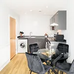 Modern City Centre Apartment Nr Gunwharf Quays
