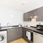 Modern City Centre Apartment Nr Gunwharf Quays
