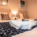 Best Price! Perfect Gunwharf Accommodation - 5 Single Beds Or Kingsize Free Parking