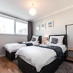 Best Price! - 1 Min To The Shops, Bars, Pubs & Restaurants! Perfect Location - Free Parking - Free Wifi - Smart Tv - Comfy Beds - 4 Single Beds Or 2 Doubles
