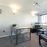 Best Price! - 1 Min To The Shops, Bars, Pubs & Restaurants! Perfect Location - Free Parking - Free Wifi - Smart Tv - Comfy Beds - 4 Single Beds Or 2 Doubles