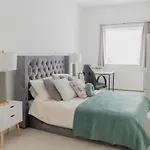 Portsmouth City Centre Modern Apartment - With Free Parking