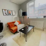 The Fratton Apartment With Parking