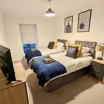 Spacious 2 Bed Ground Floor Apartment, Free Parking, Close To Historic Dockyard & Gunwharf Quays