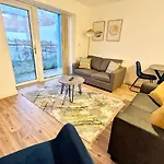 Spacious 2 Bed Ground Floor Apartment, Free Parking, Close To Historic Dockyard & Gunwharf Quays