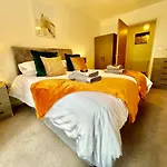 Spacious 2 Bed Ground Floor Apartment, Free Parking, Close To Historic Dockyard & Gunwharf Quays
