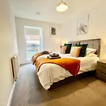 Spacious 2 Bed Ground Floor Apartment, Free Parking, Close To Historic Dockyard & Gunwharf Quays