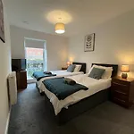 2 Double Beds Or 4 Singles, 2 Bathrooms, Free Parking, Smart Tv\'S, Close To Gunwharf Quays, Beach & Historic Dockyard