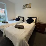 2 Double Beds Or 4 Singles, 2 Bathrooms, Free Parking, Smart Tv\'S, Close To Gunwharf Quays, Beach & Historic Dockyard