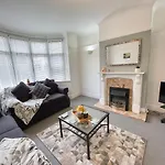 Portsmouth 3 Bedroom Getaway, Sleeps 6