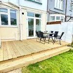 Portsmouth 3 Bedroom Getaway, Sleeps 6
