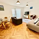 2 Double Beds Or 4 Singles, 2 Bathrooms, Free Parking, Smart Tv\'S, Close To Gunwharf Quays, Beach & Historic Dockyard