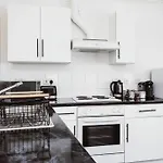 The Minimalist - Entire 1 Bed Flat Near Gunwharf Quays, Ground Floor Flat Private Entrance