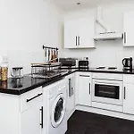 The Minimalist - Entire 1 Bed Flat Near Gunwharf Quays, Ground Floor Flat Private Entrance