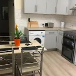 Town House Less Than 20 Mins Walk To The Beach