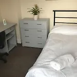 Town House Less Than 20 Mins Walk To The Beach