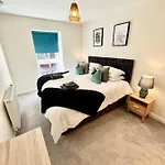 Modern Spacious 2 Bed Apartment, Close To Gunwharf Quays & Historic Dockyard - Balcony, Smart Tv, Free Parking, Wifi, Double Or Single Beds