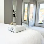 Beautiful 4 Bed Portsmouth Home Bright & Modern With Garden & Free Parking & Spa Bath & Fully Equiped Kitchen Perfect For Work Or The Family