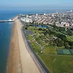 Seaside Retreat: Luxury 1-Bed, Free Parking