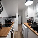 Seaside Retreat: Luxury 1-Bed, Free Parking