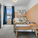 Easter Special Offer!! Spacious & Stylish 3-Br House, Central Portsmouth Sleeps 6, Parking - By Blue Puffin Stays