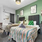 Easter Special Offer!! Spacious & Stylish 3-Br House, Central Portsmouth Sleeps 6, Parking - By Blue Puffin Stays